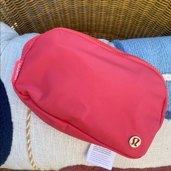 Last one Lululemon Everywhere Belt Bag Pale Raspberry NWT - Picture 9 of 9